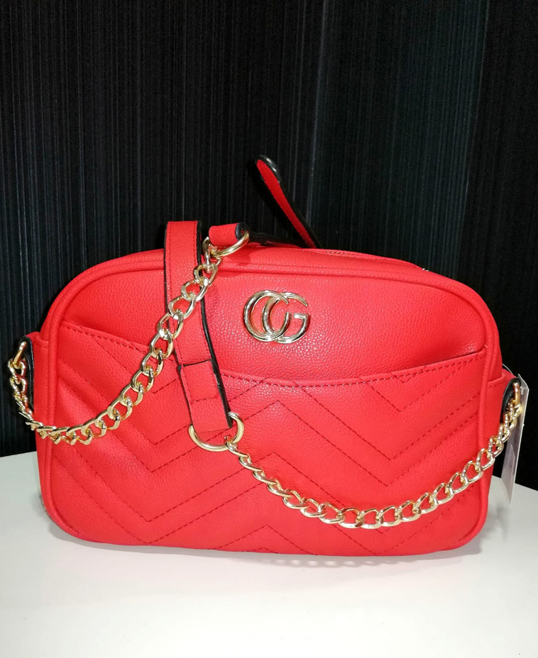 Bolso "CG" en polipiel de alta calidad rojo frambuesa con bolsillo exterior bandolera mixta con cadena | Karlex Moda y Belleza