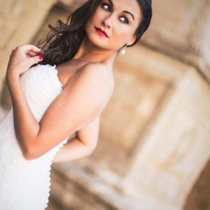 Maquillaje y peinado para novia, algo diferente, sencillo y realzando la belleza personal sin enmascarar. Pruebas previas + trabajo final = Resultado final. Pide tu cita y reserva tu prueba. Trabajo en tu domicilio si lo deseas.